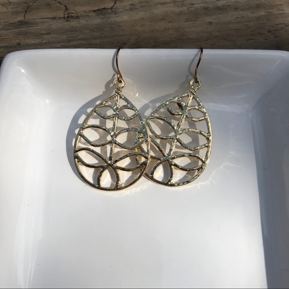 Vintage Gold Leaf Teardrop Dangle Earrings - Picture 4 of 4